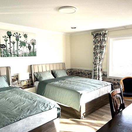 Master Bedroom With Two Queen Sized Bed Richmond Buitenkant foto